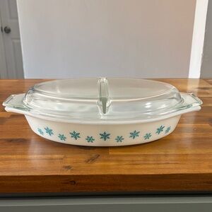 Pyrex White Divided Casserole with Teal Snowflake Pattern & Clear Lid 1 1/2 Qt